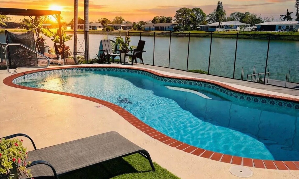 Venice Gardens House | Lakefront Retreat with pool, close to beach!