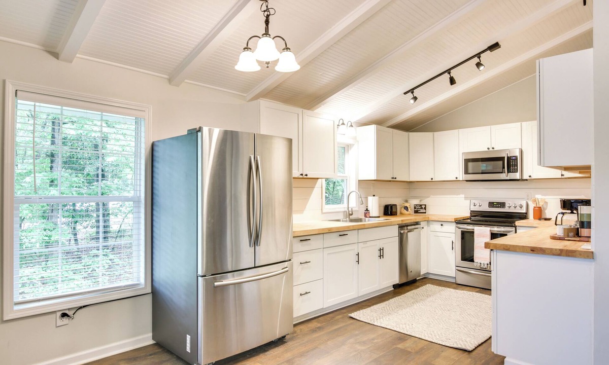 Ridgeway House | Lakefront Ridgeway Home w/Deck & Fire Pit!