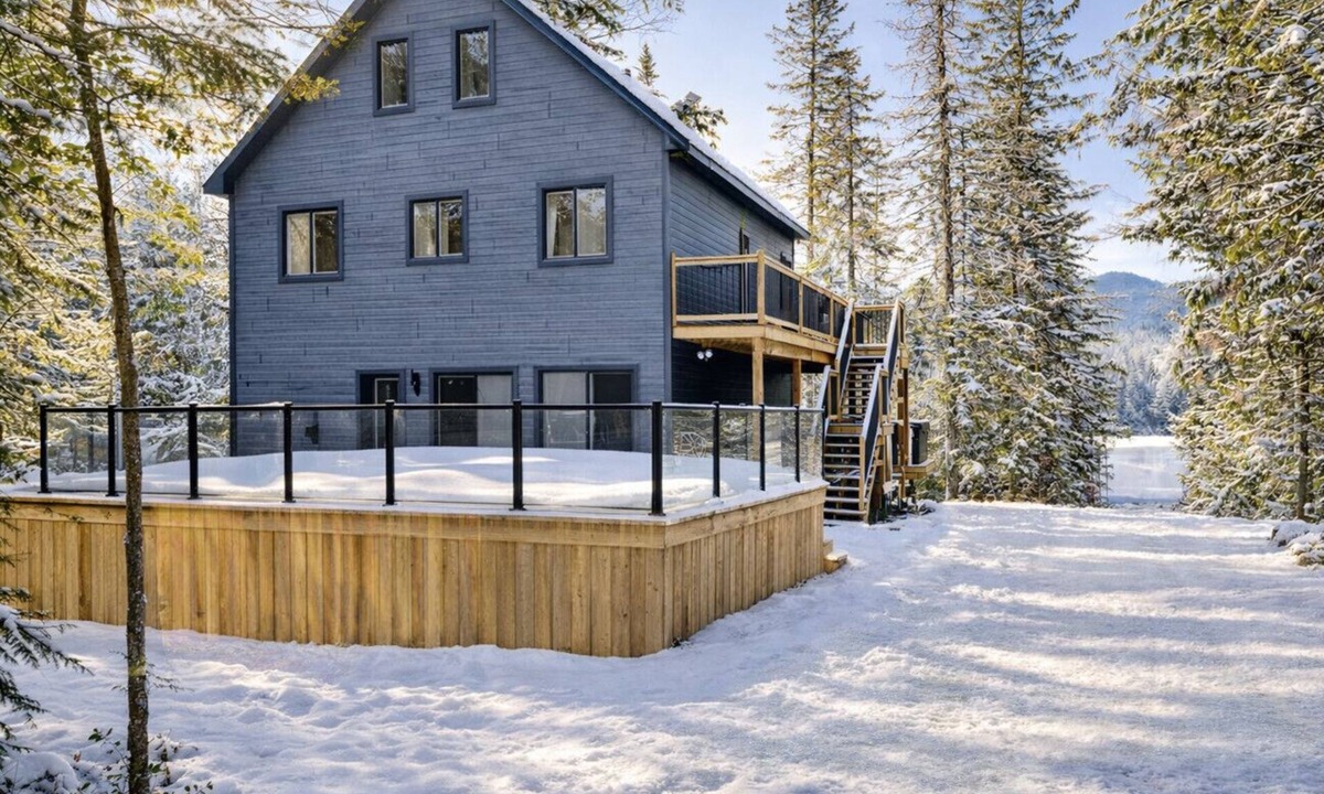 Val-des-Lacs House | Lakefront rustic-chic cabin near Mont-Tremblant