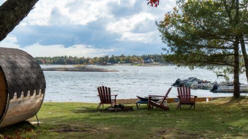 Carling House | Lakefront Sand Bay Resort with Private Beach and BBQ