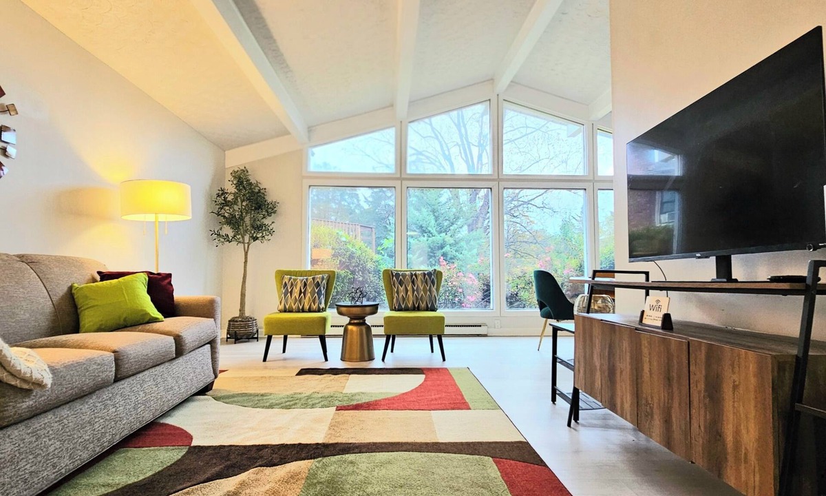 High Point House | Lakefront Screened Porch + Game Room Easy to HPU, Greensboro, Winston Salem