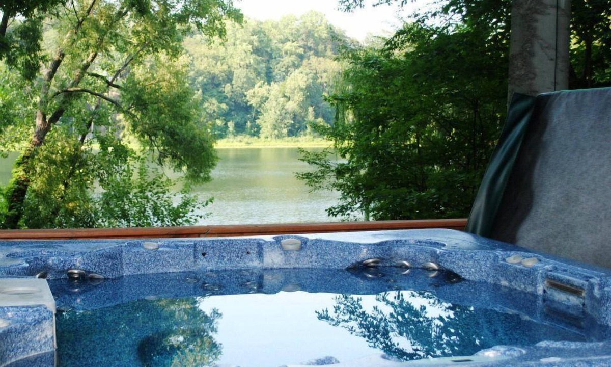 Union Pier House | Lakefront! Secluded, HotTub, Fire Pit, Private Dock&boats 90 Min from Chicago