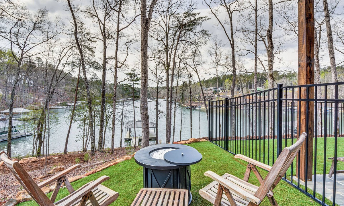 Seneca Apartment | Lakefront Seneca Vacation Rental w/Shared Dock!