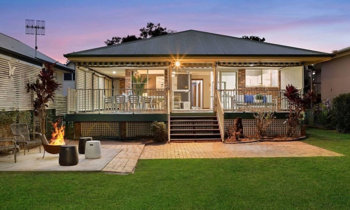 Chittaway Point House | Lakefront Serenity