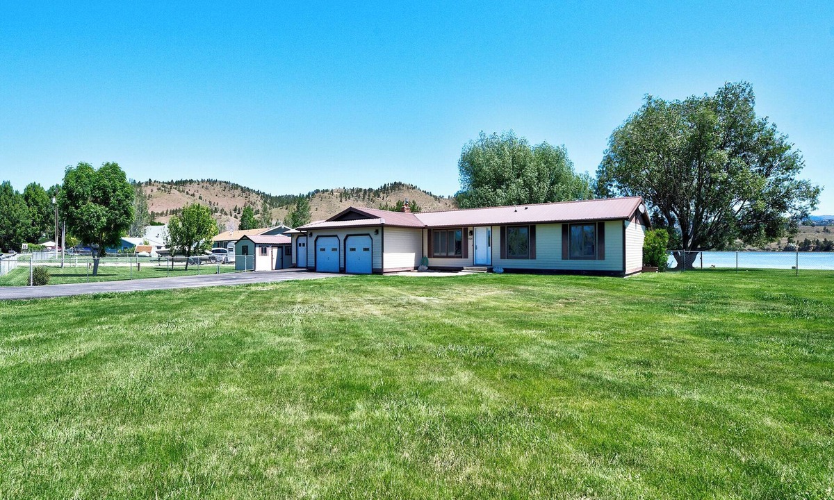 Helena House | Lakefront single story house on Hauser Lake