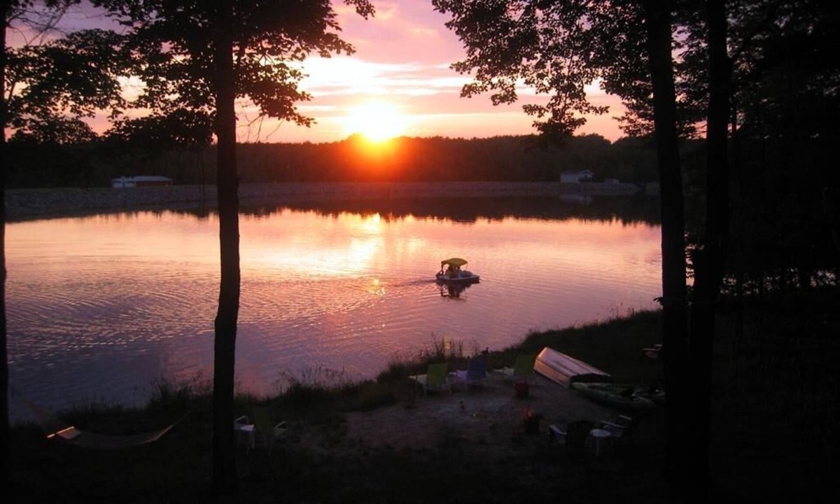 Pocono Lake House | Lakefront 🛶 Spa ♨️ Firepit 🔥 Boating 🚣‍♂️ Game Rm 🎮 Fishing 🎣 Sunsets 🌅