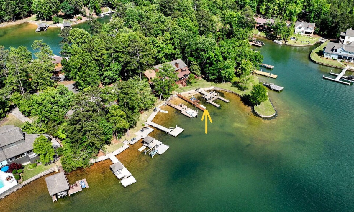 Dadeville House | Lakefront Stillwaters Villa w/Deck & Private Dock