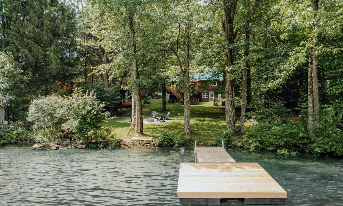 Swan Lake House | Lakefront Swan Lake Retreat Fire Pit, Deck & Cabana
