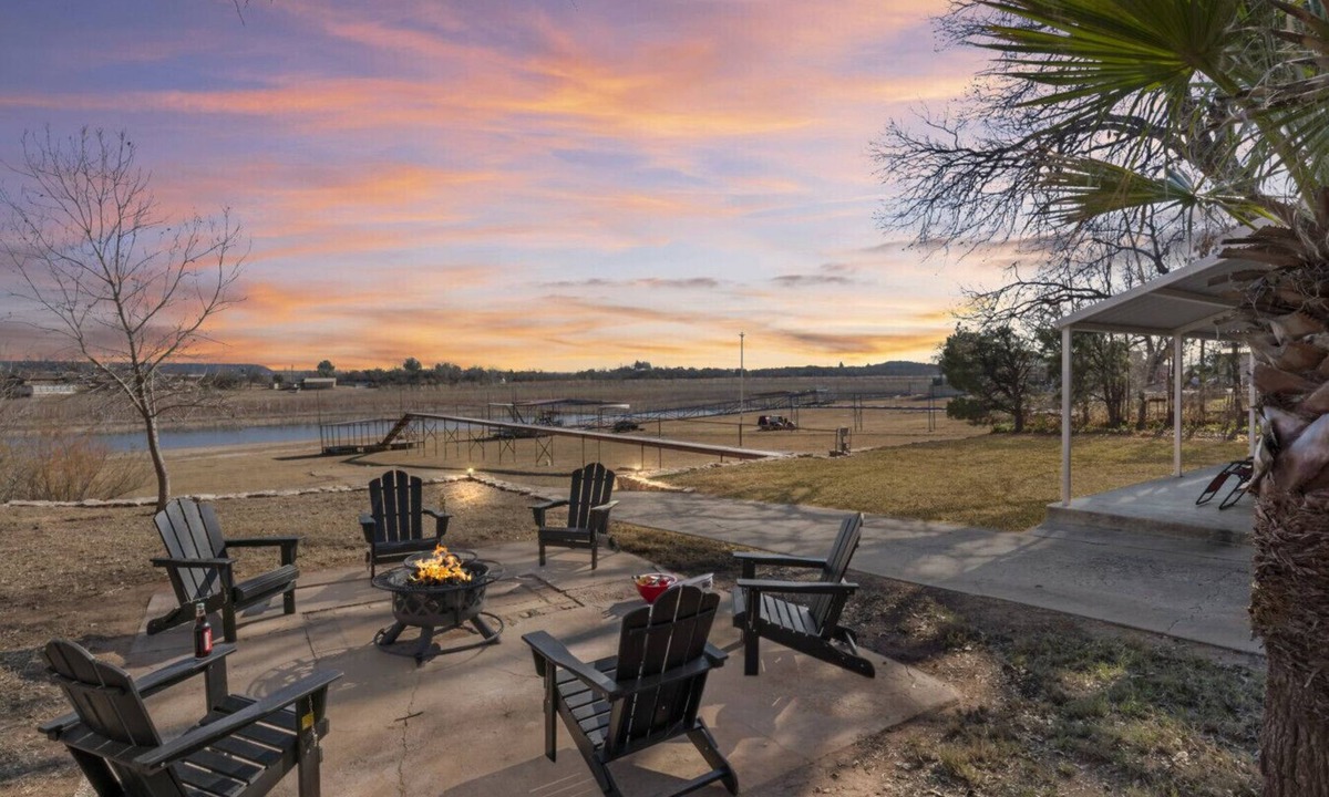 Sweetwater House | Lakefront Sweetwater Home w/Patio & Fire Pit
