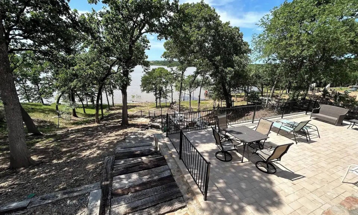 Hickory Creek House | Lakefront vacation mins to The Olana