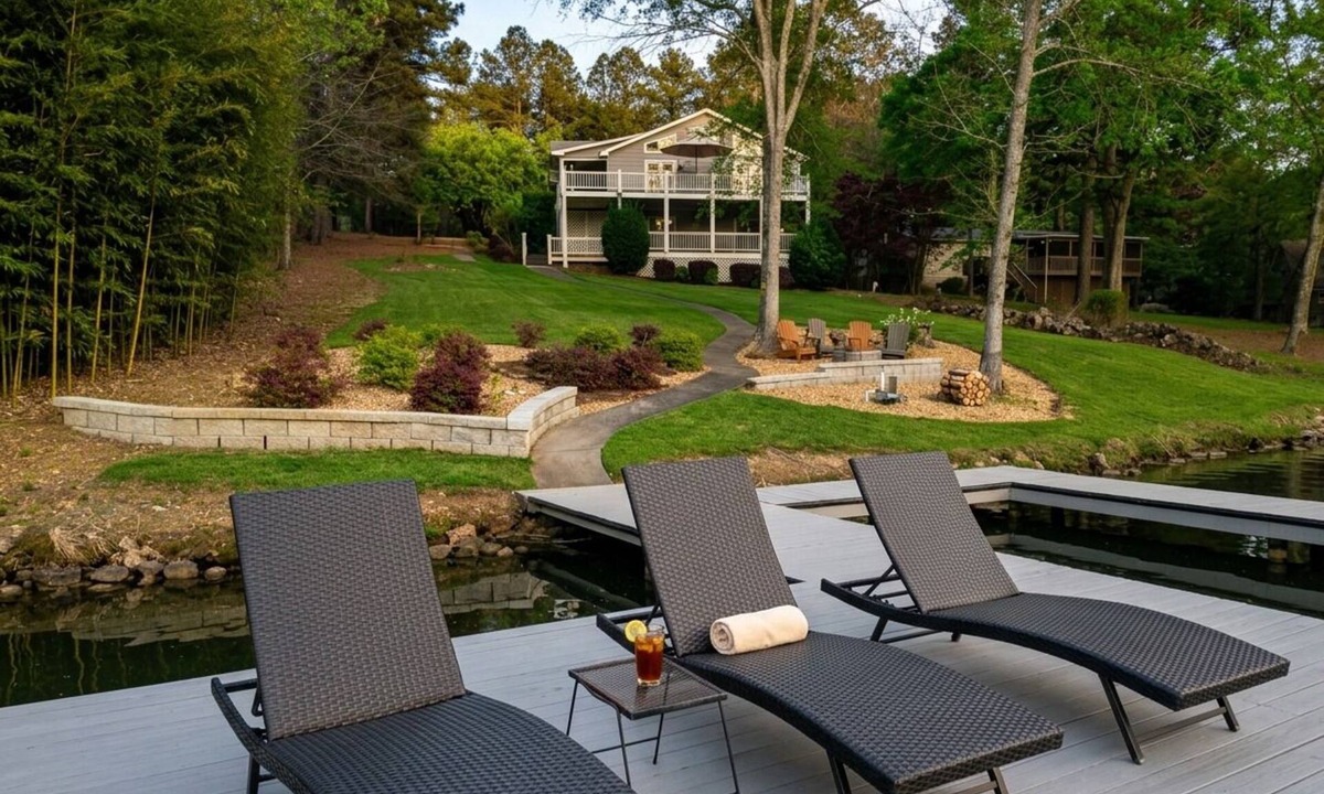 Eatonton House | Lakefront vacation home with kitchen and balcony