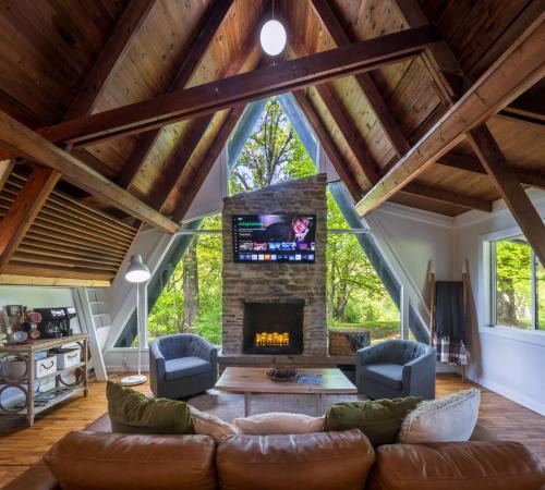 Rockbridge House | Lakefront Vibes Lake Access Hot Tub Firepit Pets