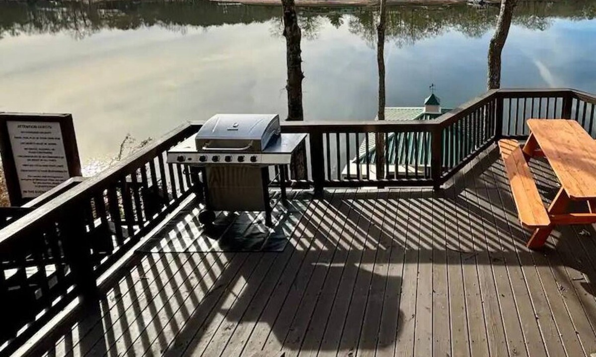 Wedowee Villa | Lakefront Villa 1 Dock Access