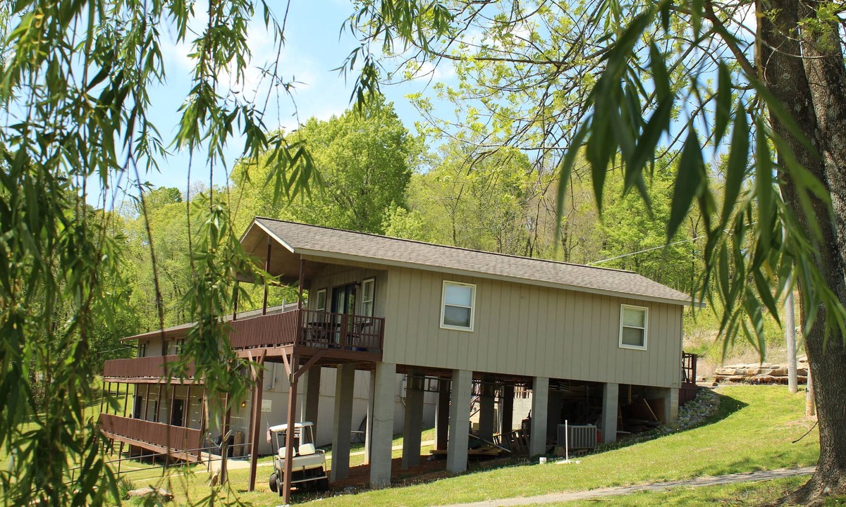 Eddyville House | Lakefront Villa