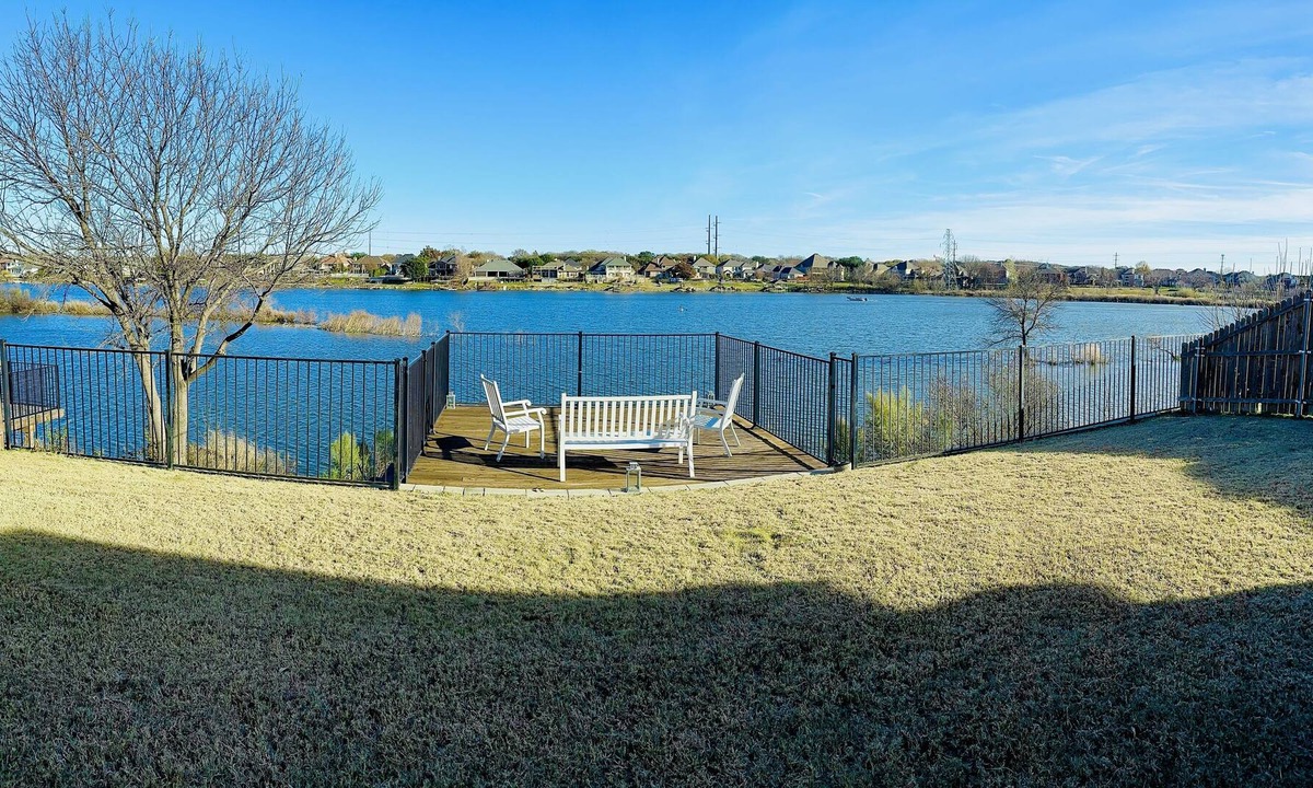 Tarrant County House | Lakefront Villa