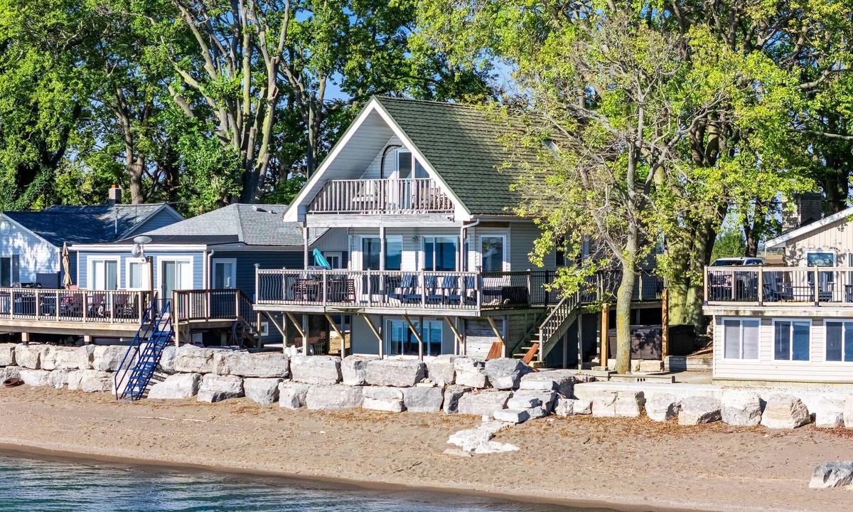 Leamington Cottage | Lakefront w/Hot Tub + Private Beach | Near Point Pelee
