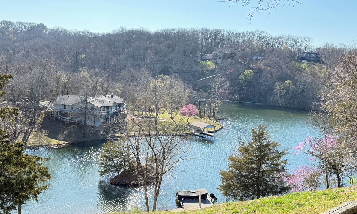 Bella Vista House | Lakefront w/Hot Tub/Dock/2 Min to OZ Trails Bike Park/Backyard Trail Access