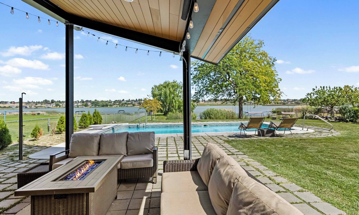 Moses Lake House | Lakefront Washington Home w/Private Pool & Sauna