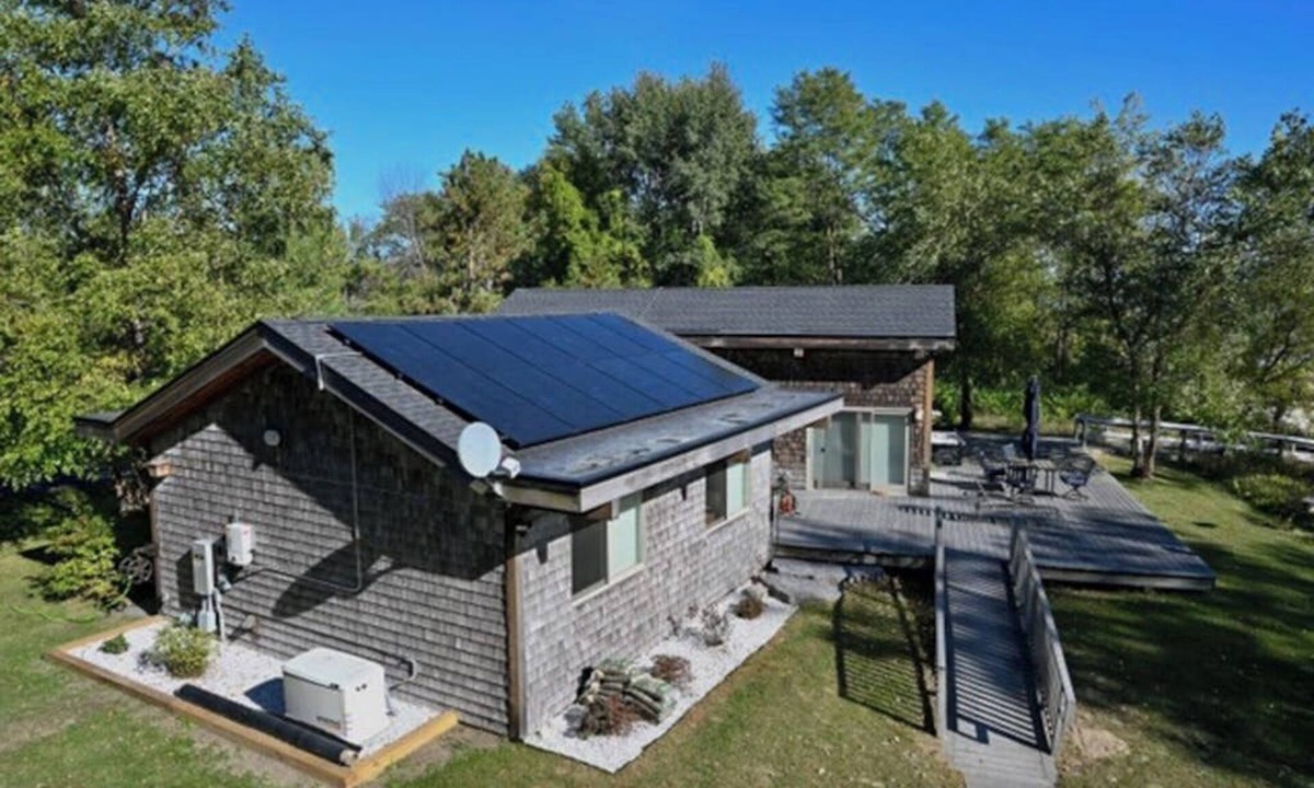 South Hero House | Lakefront Water View Cottage: Sandy beach, dog friendly, bocce & AC