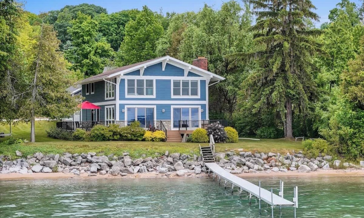 Suttons Bay House | LakeHaus Vibes + Hot Tub