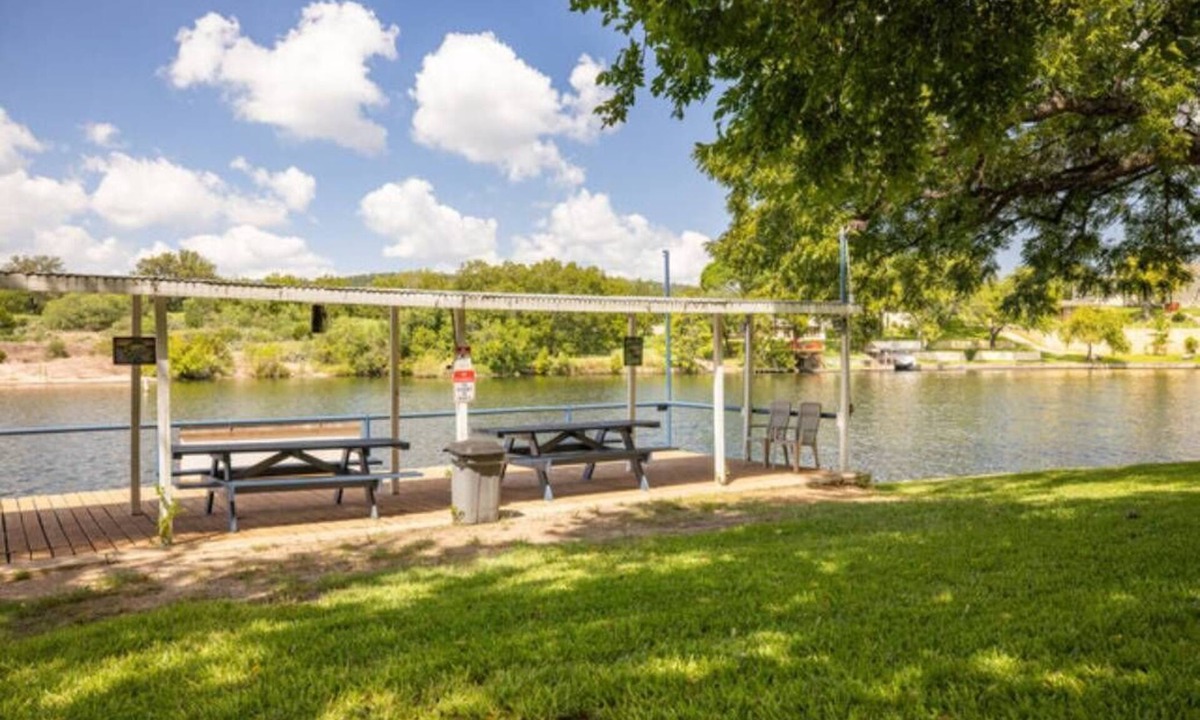 Burnet House | Lakehouse 9, Three Bedrooms with Lakeviews