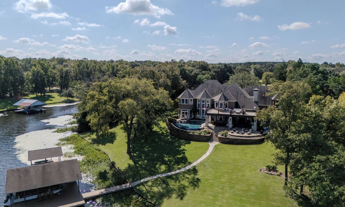 Athens House | Lakehouse Escape | Hot Tub & Fireside Views