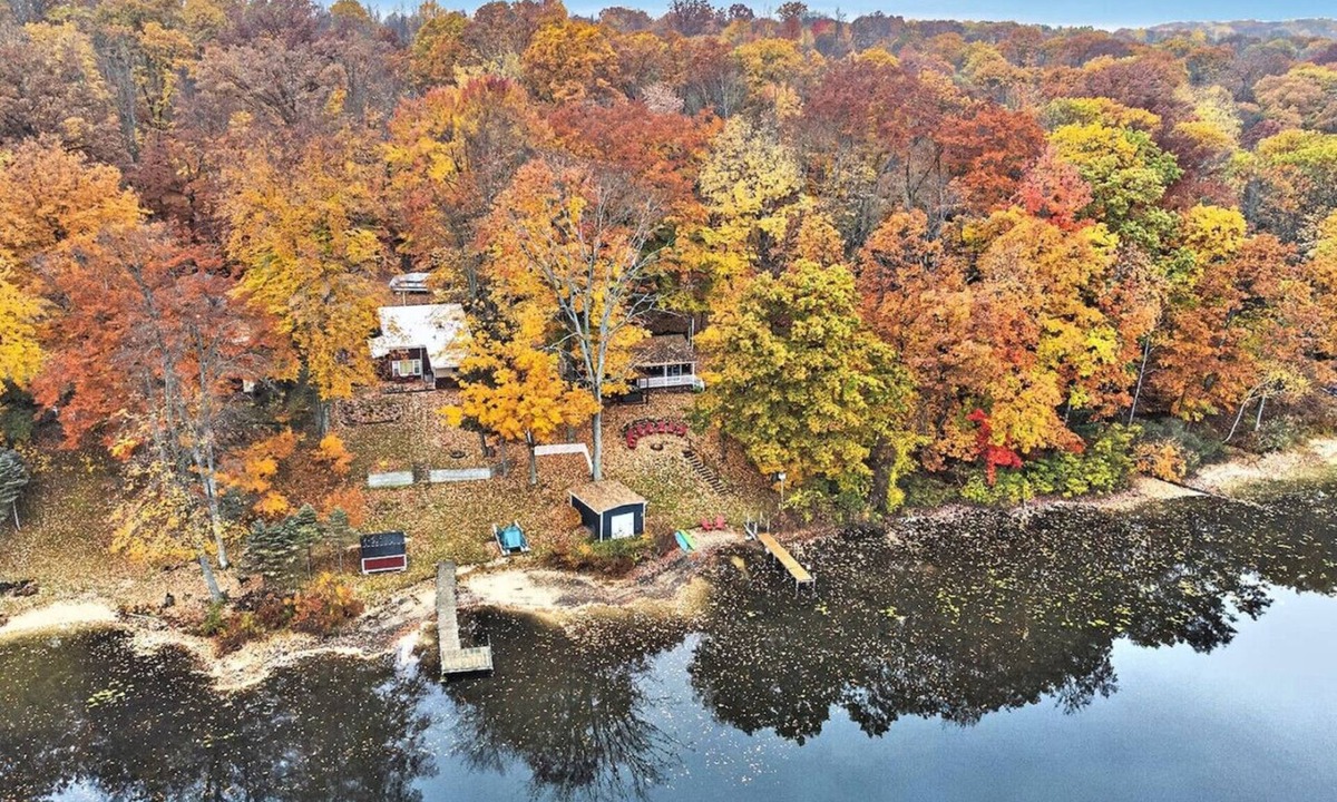 Big Rapids House | Lakehouse, Hot Tub & Pontoon, King Bed