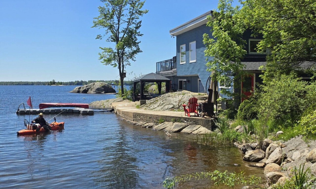 Gravenhurst Apartment | Lakehouse Loft with Roof Terrace & Wood Cedar Spa