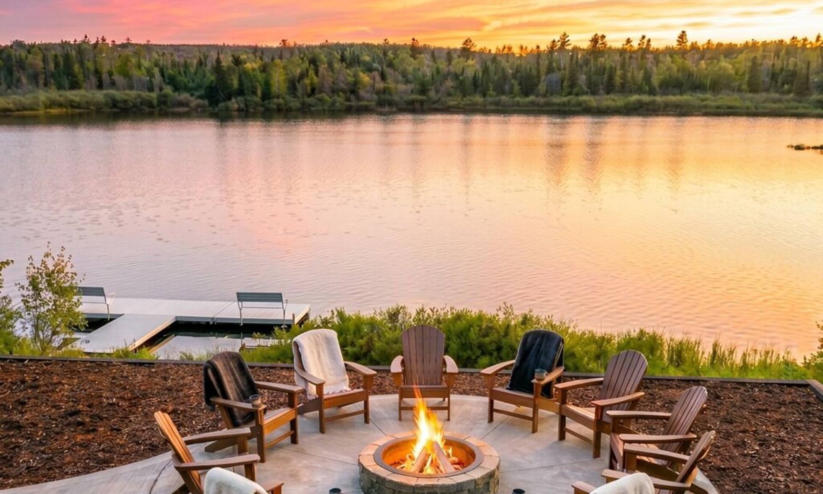 Christmas House | Lakehouse near Pictured Rocks, with Hot Tub, walking distance to Casino & Bars!