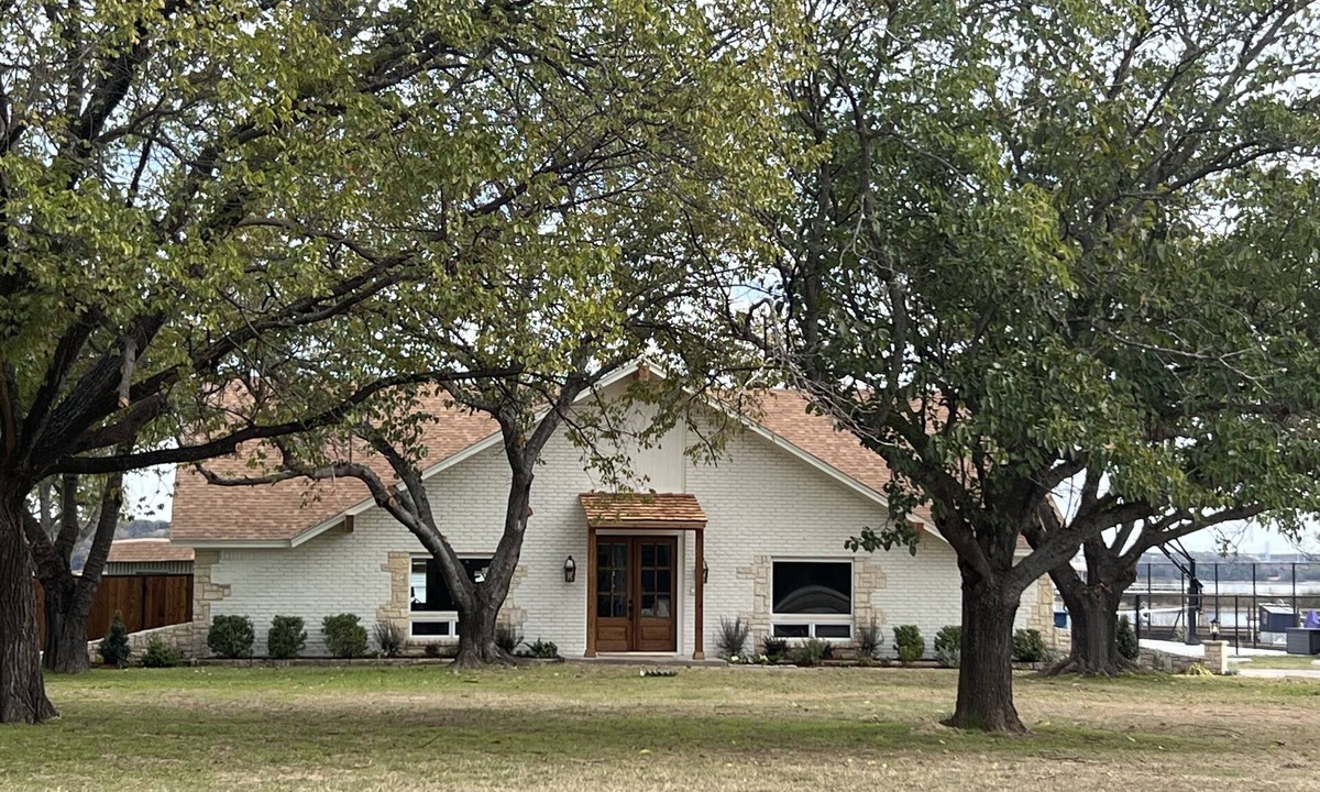 Azle House | Lakehouse on Eagle Mountain - Family Fun or Pickleball Getaway! Full Remodel