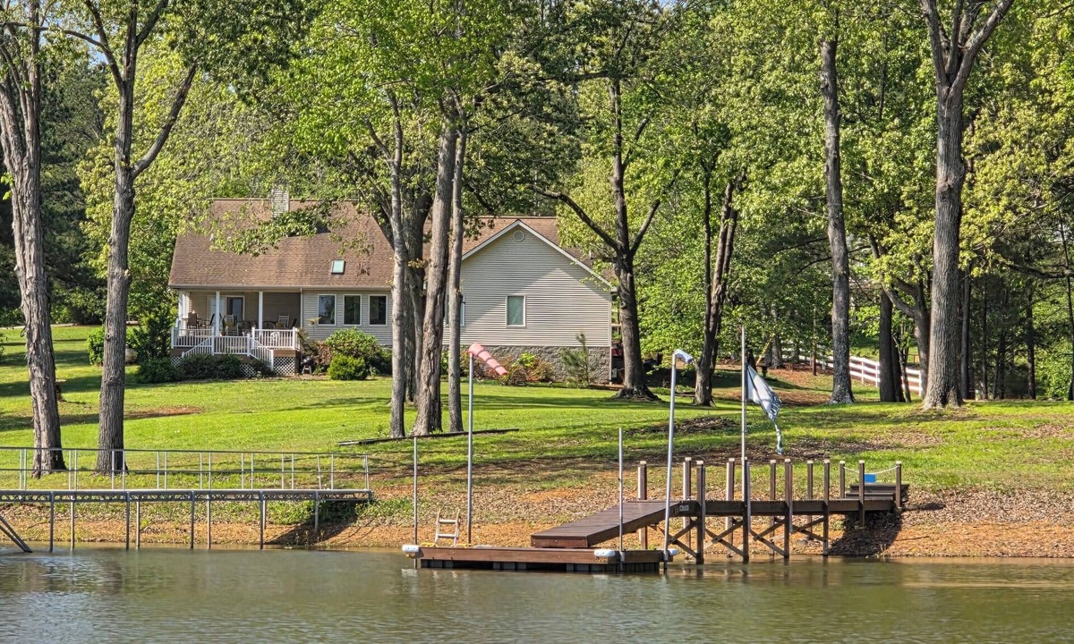 Benton House | Lakehouse on Kentucky Lake-Lakfront/dock/Firepit- firewood. Golfcart available.