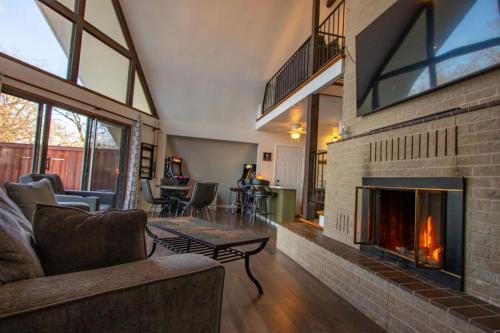 Alvarado House | Lakehouse Retreat with Hot Tub