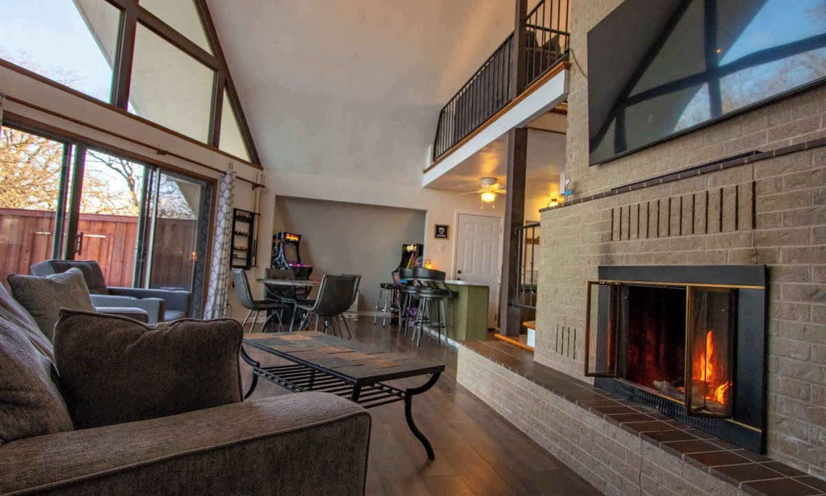 Alvarado House | Lakehouse Retreat with Hot Tub