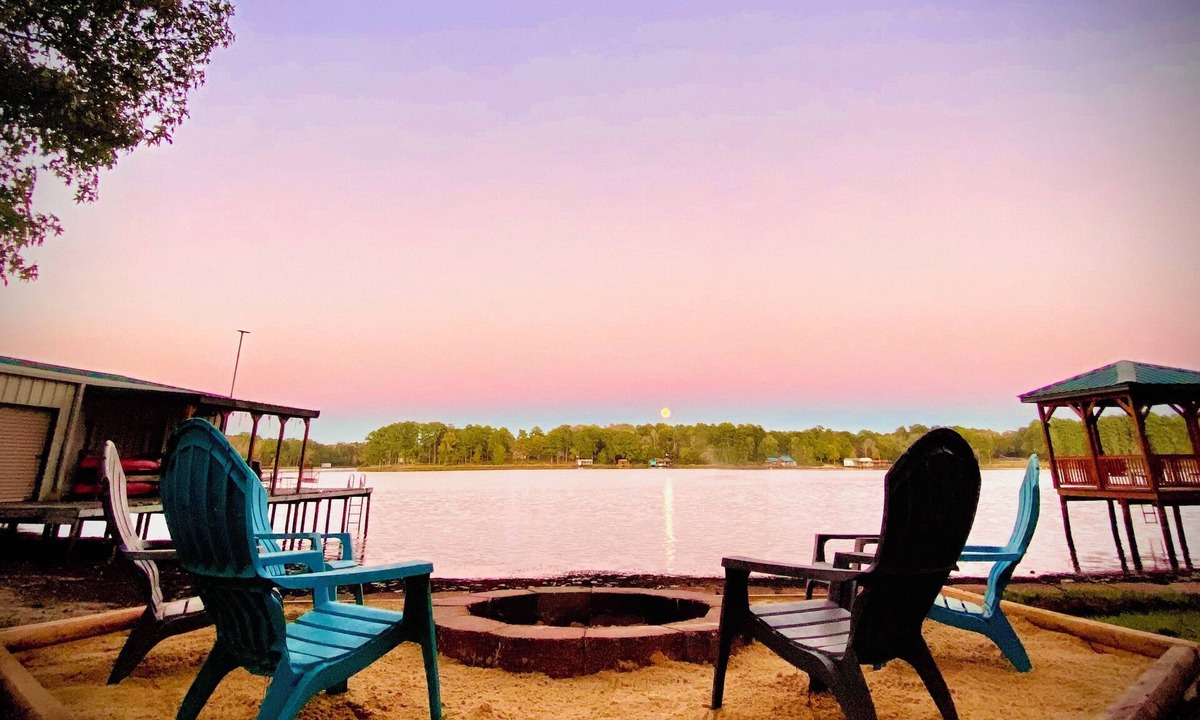 Hawkins Cottage | Lakehouse, Sleeps 6, Private Dock, Infinity Beach Pit, 2 Kayaks!