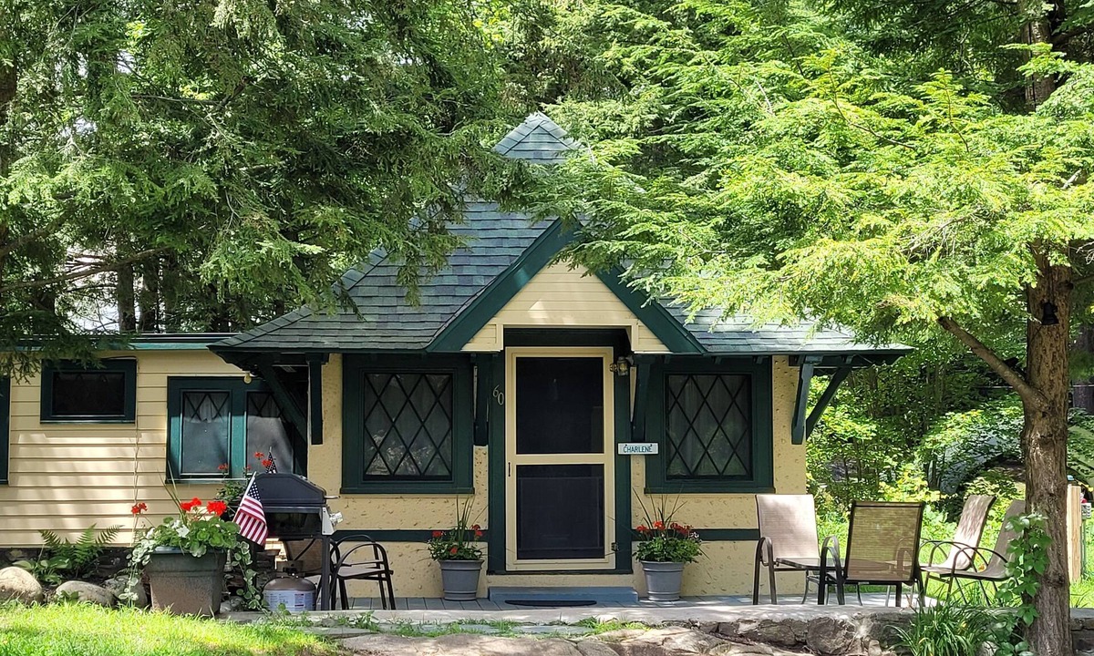 Lake George Cottage | Lakeshore Cottage on Private Estate