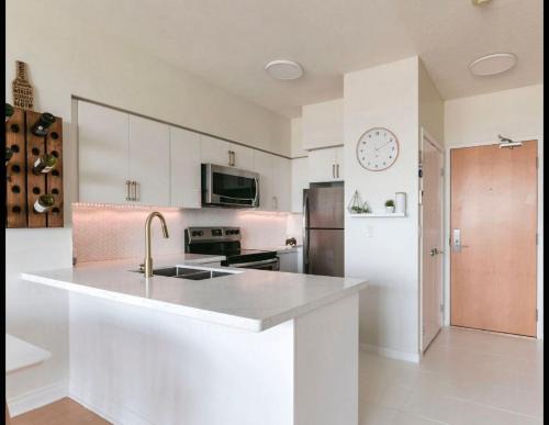 Humber Bay Apartment | Lakeshore Loft with waterviews 10 mins to BMO field