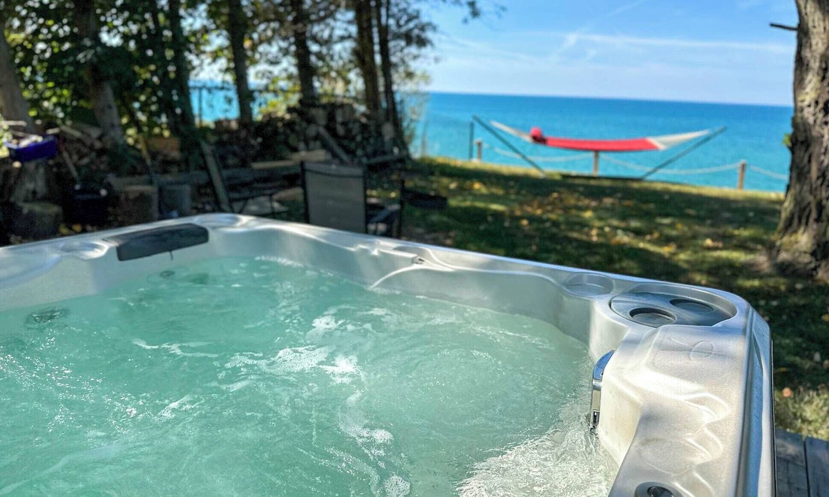 Dashwood Cottage | Lakeshore Sunsets - King Bed, Hot tub!
