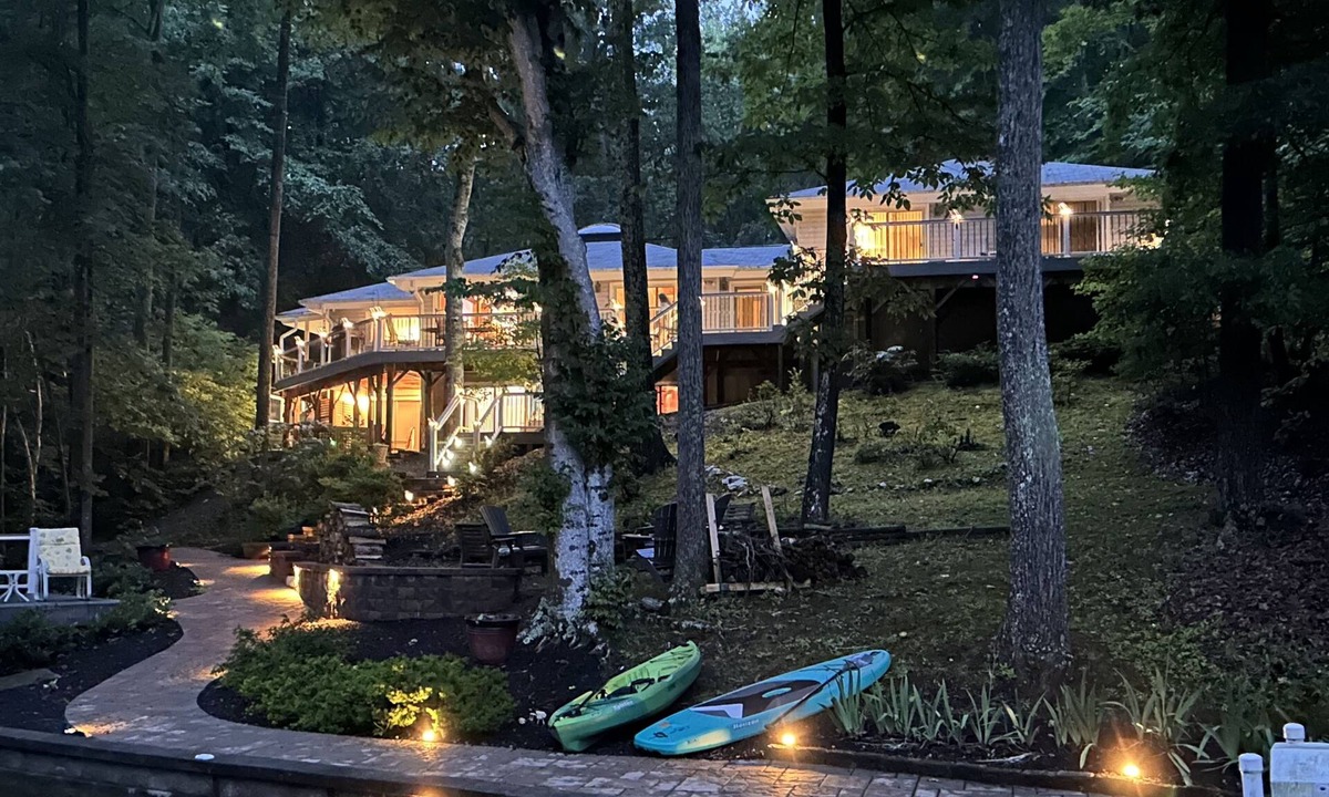 Livingston House | Lakeside, Dock, boat house Outdoor Seating, Fire Pit, WiFi, kayaks,