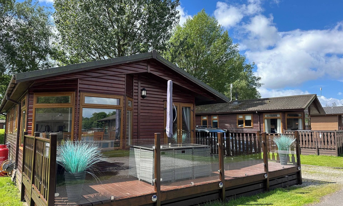 Warton Cottage | LAKESIDE 18, pet friendly, with a garden in Carnforth