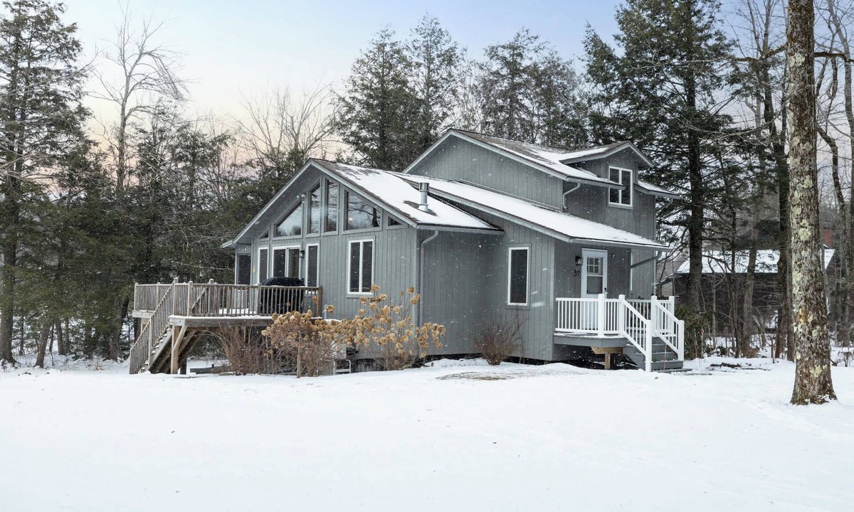 Becket House | Lakeside 3-BR Berkshires Residence