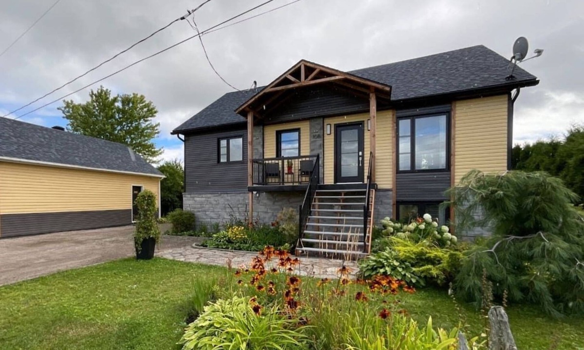 Hebertville Ski Chalet | *Lakeside* 3BR - Kayak, Spa, FP, Billiards, AC