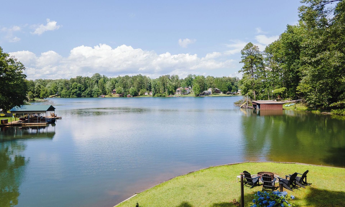 Oconee County Apartment | Lakeside 3BR with Private Dock, Screened Porch, Kayaks, Stocked Lake!