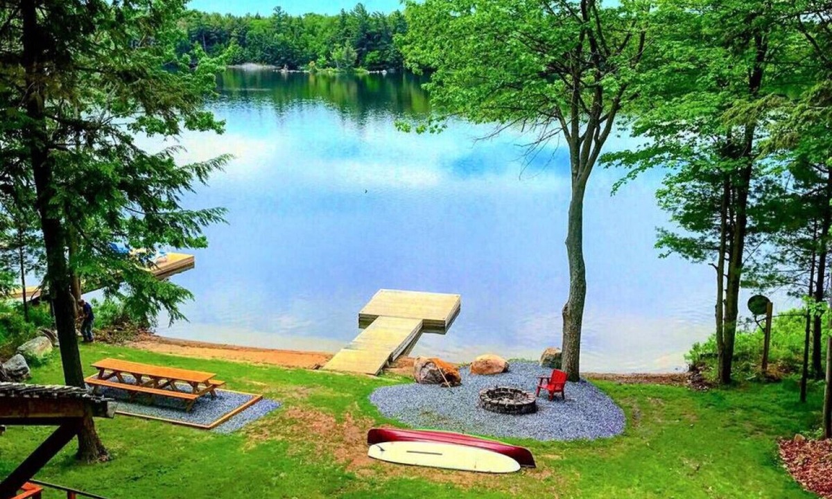 Bala Cottage | Lakeside 5BR Cottage in Bala – Group Getaway