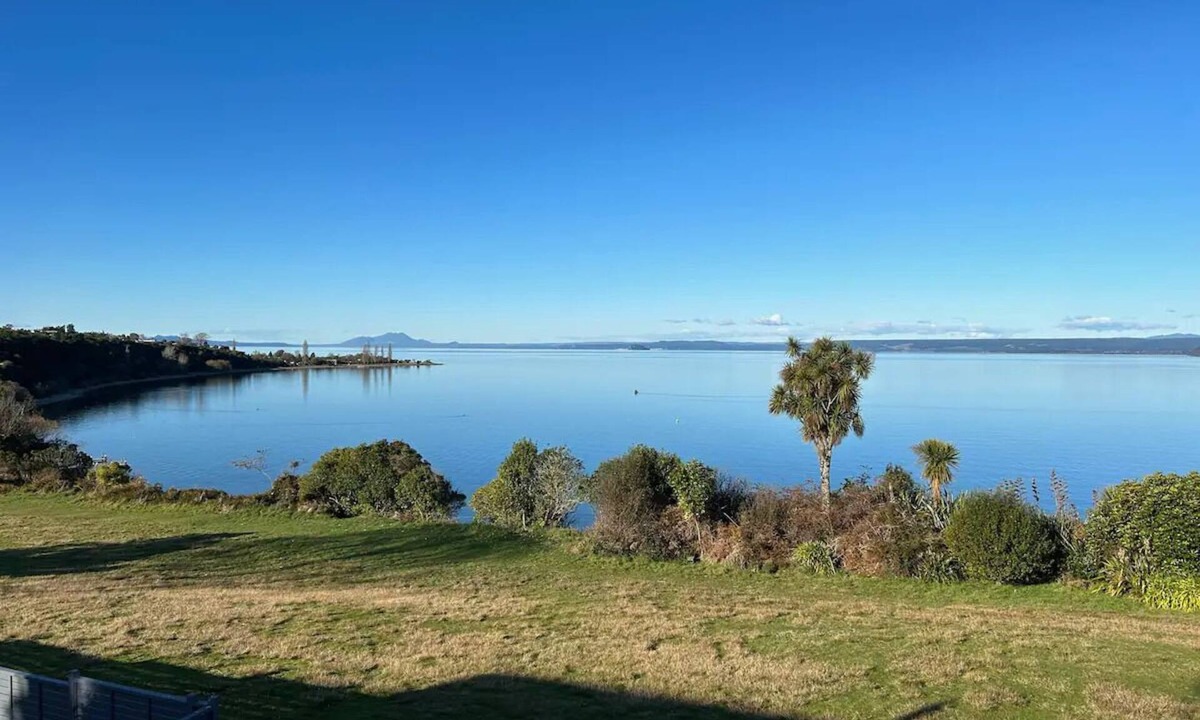 Kuratau House | Lakeside Bach with Breathtaking Views