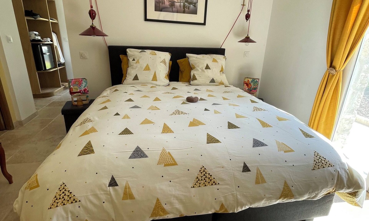 Anthe Bed & Breakfast | Lakeside bed and breakfast with farmhouse breakfast, Jacuzzi, swimming pool