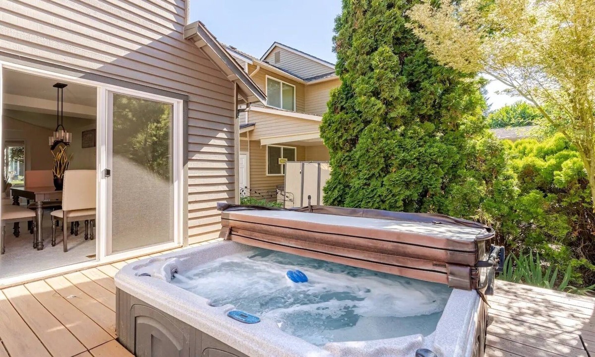 Silver Lake House | Lakeside Bliss: 4BR, Hot Tub