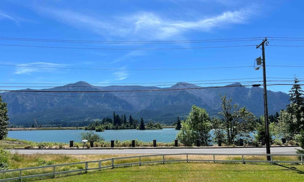 Stevenson House | Lakeside Blue Bungalow