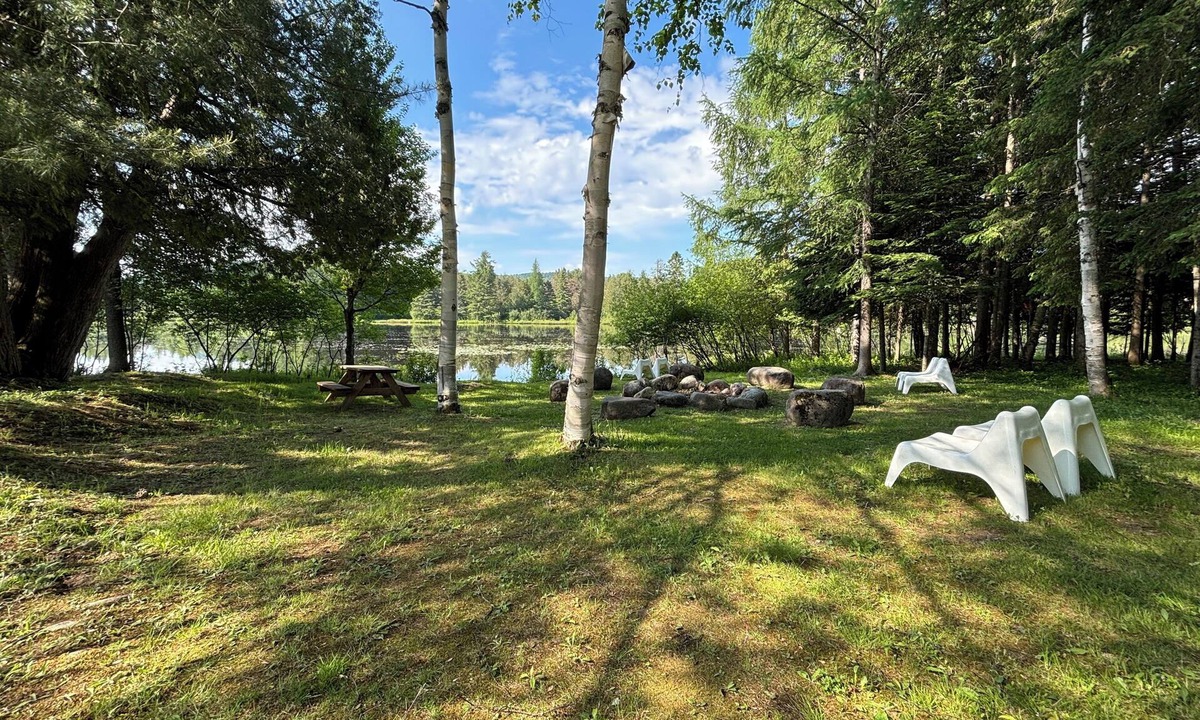 Val Morin Apartment | Lakeside Bohemian Retreat on Petit Train du Nord at km 39 - Cedar Creek Getaway