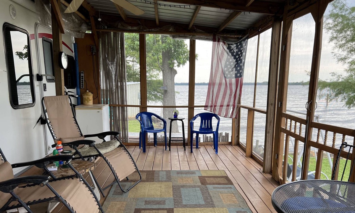 Flint House | Lakeside Cabana on Lake Palestine