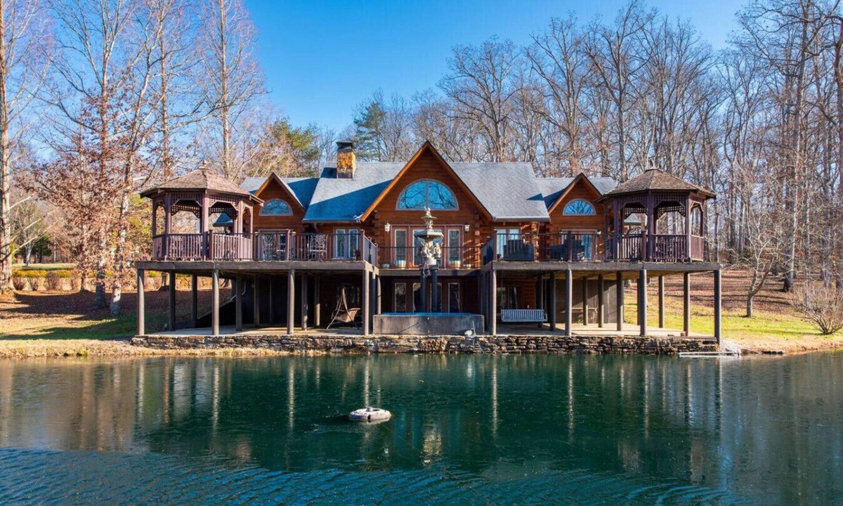 Henryville Cabin | Lakeside Cabin: 4 bed/2.5 bath